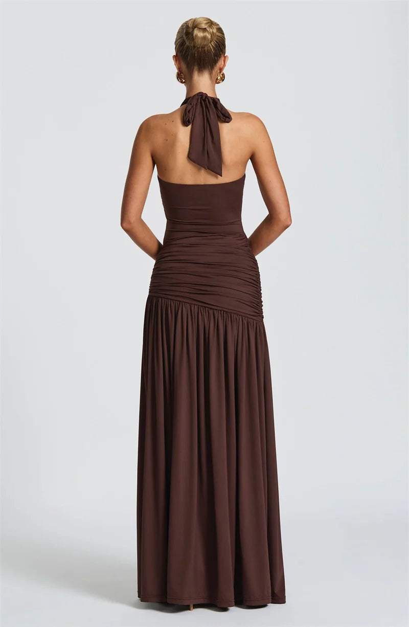 Vestido Maxi Sexy, Sem Costas, com Franzido e Abertura, e Decoração Metálica