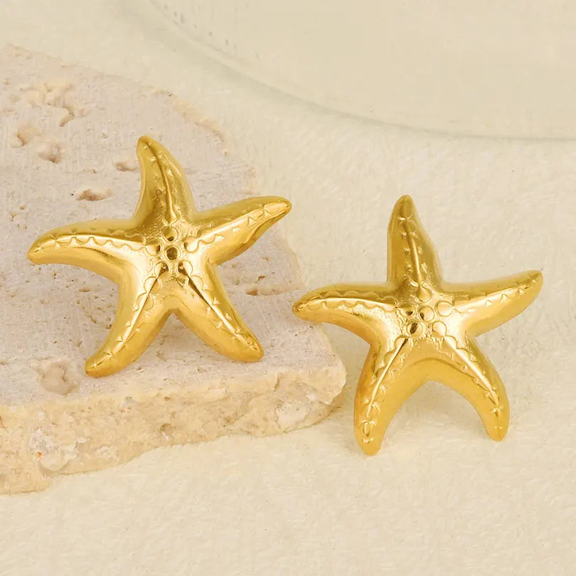 Brincos Dourados design de conchas e Estrelas