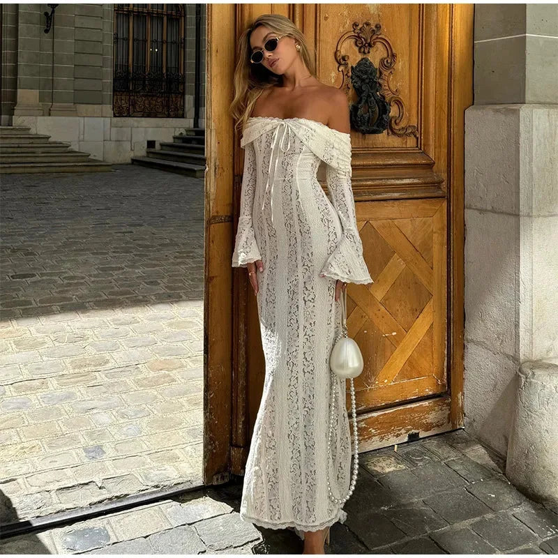 Vestido Longo Justo, com Detalhe de Laço em Renda, Ombros Descobertos, Manga em Sino