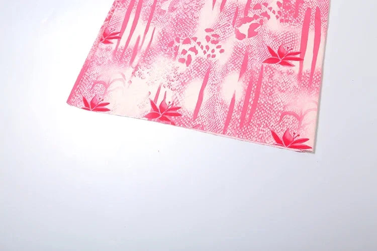 Conjunto de 2 Peças , Top Curto Halter com Decoração de Flores e Colar de Pérolas + Saia Justa