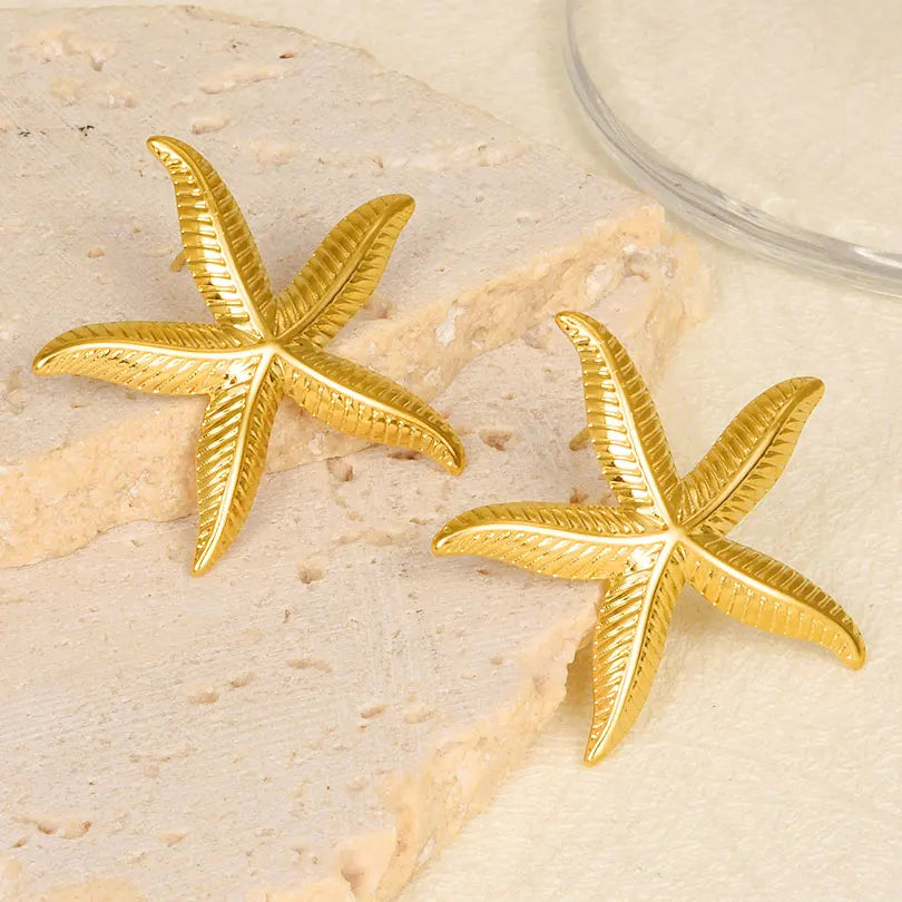 Brincos Dourados design de conchas e Estrelas
