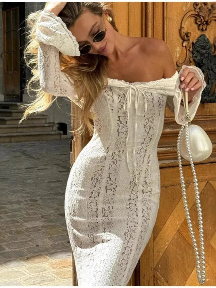 Vestido Longo Justo, com Detalhe de Laço em Renda, Ombros Descobertos, Manga em Sino