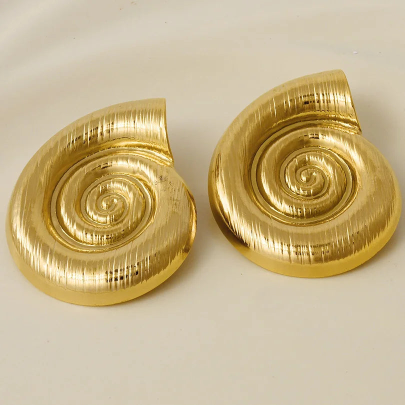 Brincos Dourados design de conchas e Estrelas