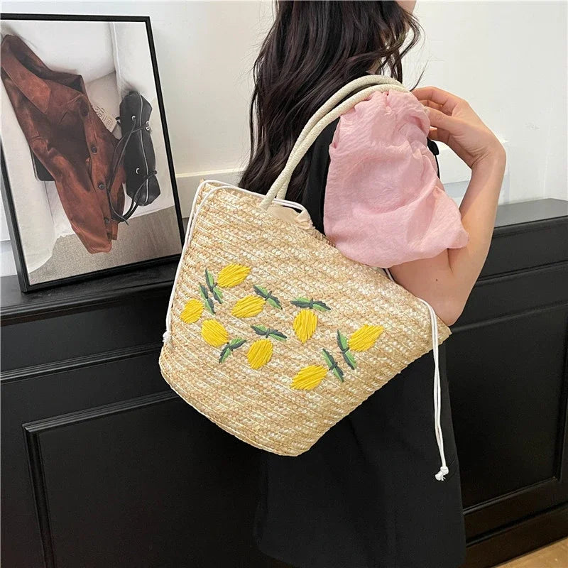 Bolsa de ombro de palha cor sólida com bordado de frutas