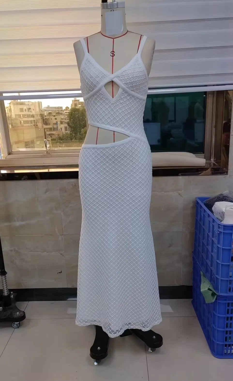 Vestido Justo com Abertura, Alças Finas Ajustáveis, Cintura Baixa, Corte com Recorte