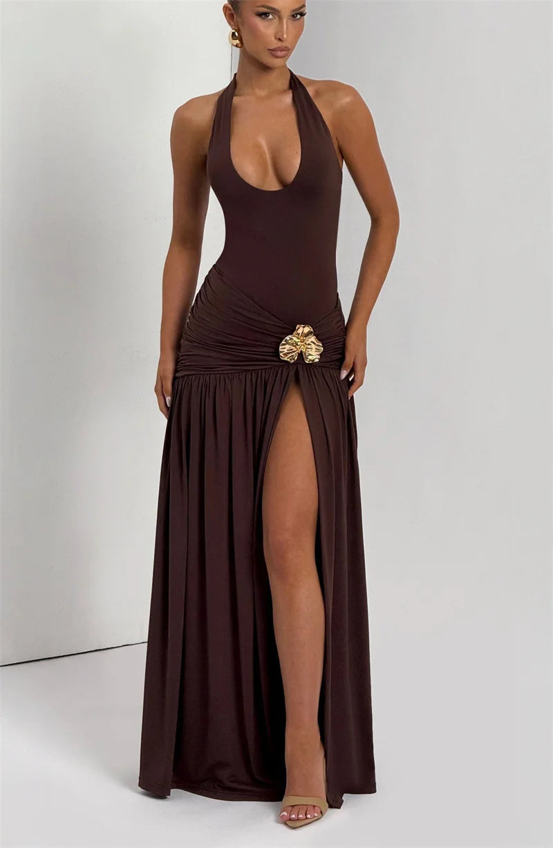 Vestido Maxi Sexy, Sem Costas, com Franzido e Abertura, e Decoração Metálica