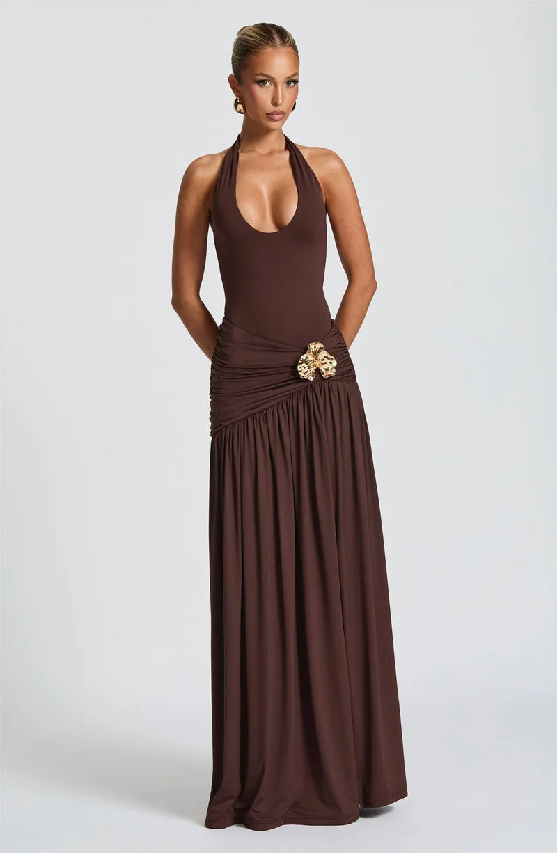 Vestido Maxi Sexy, Sem Costas, com Franzido e Abertura, e Decoração Metálica