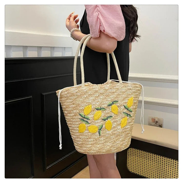 Bolsa de ombro de palha cor sólida com bordado de frutas