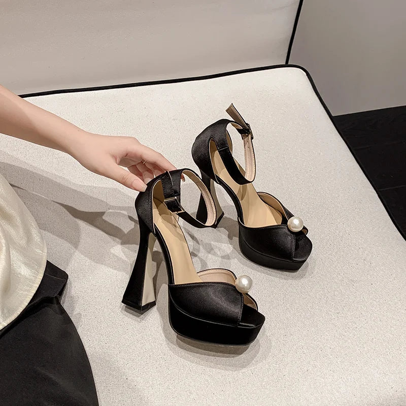 Salto com Pérolas Brancas Super Elegante