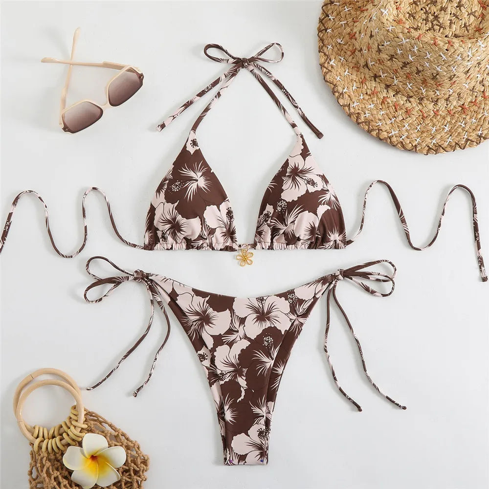Conjunto de biquíni floral com pingente 2025