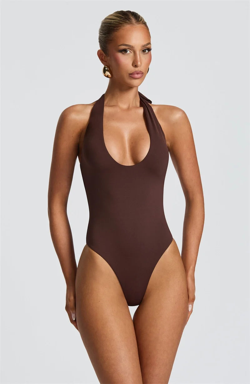 Vestido Maxi Sexy, Sem Costas, com Franzido e Abertura, e Decoração Metálica