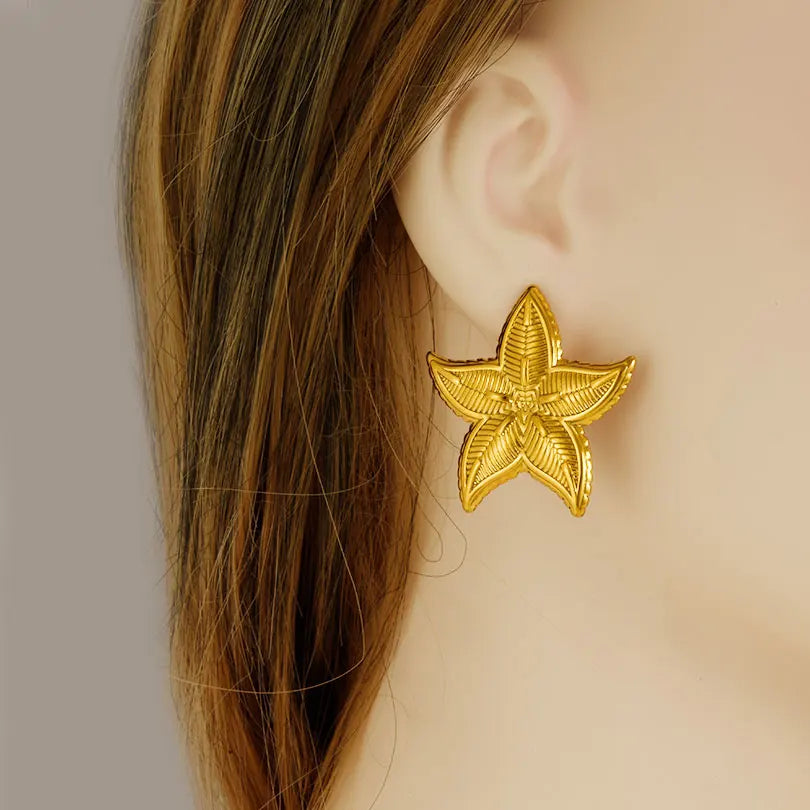 Brincos Dourados design de conchas e Estrelas