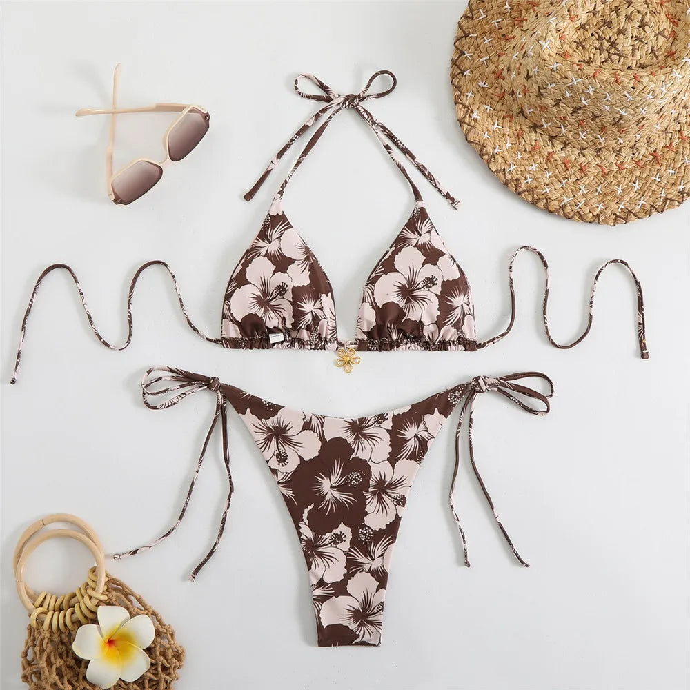Conjunto de biquíni floral com pingente 2025