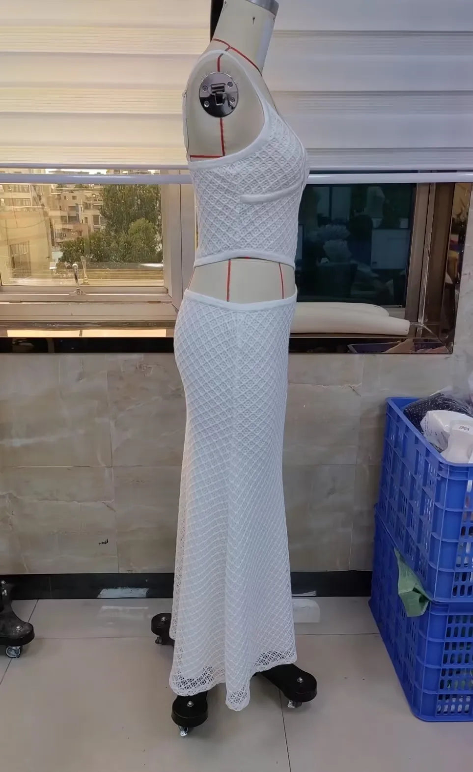 Vestido Justo com Abertura, Alças Finas Ajustáveis, Cintura Baixa, Corte com Recorte