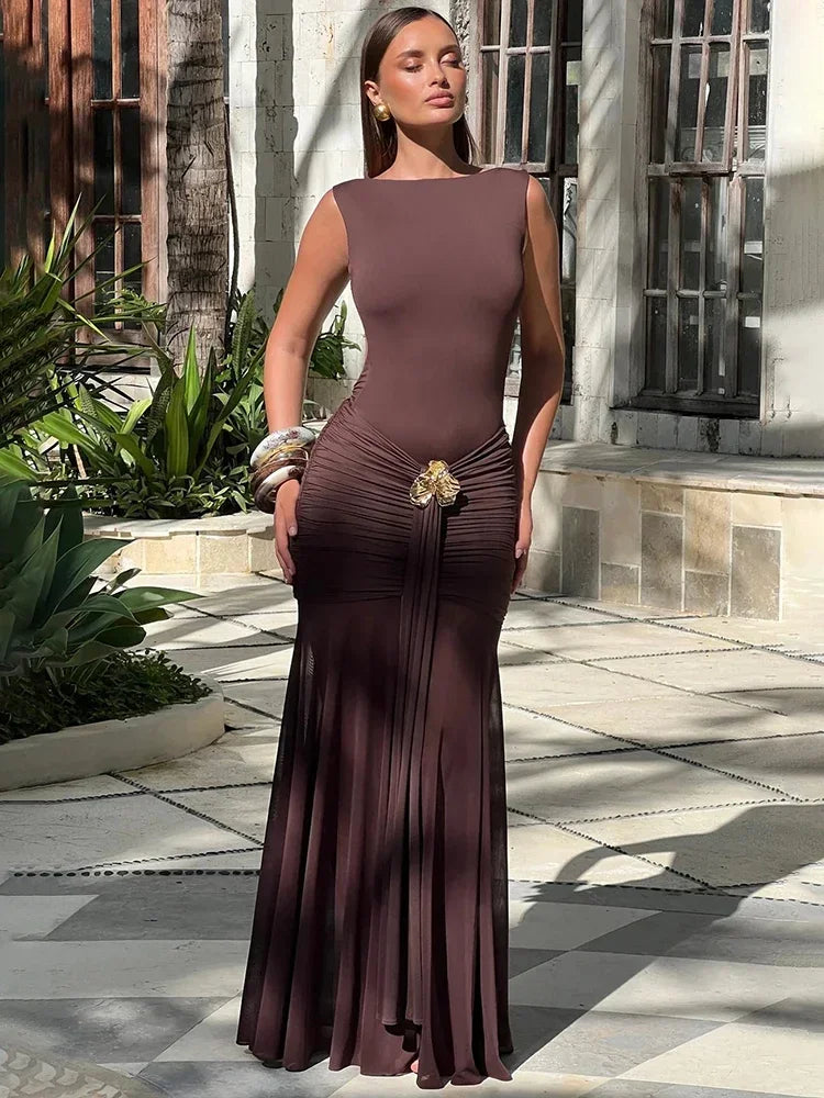 Vestido Longo (Maxi), Sem Costas, com Flores Metálicas e Franzidos (Ruched), Elegante