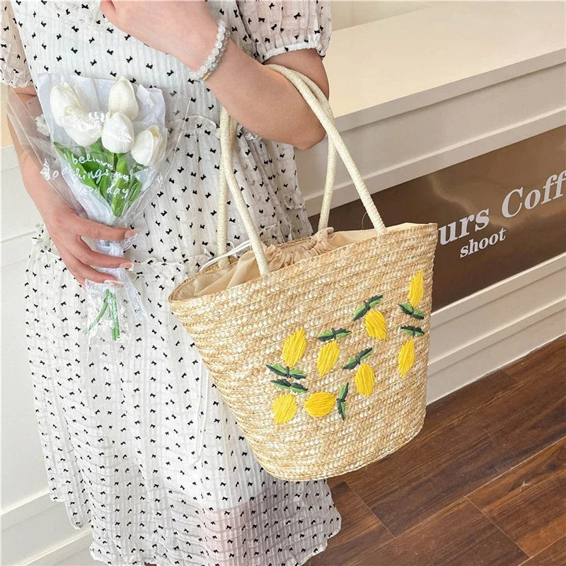 Bolsa de ombro de palha cor sólida com bordado de frutas
