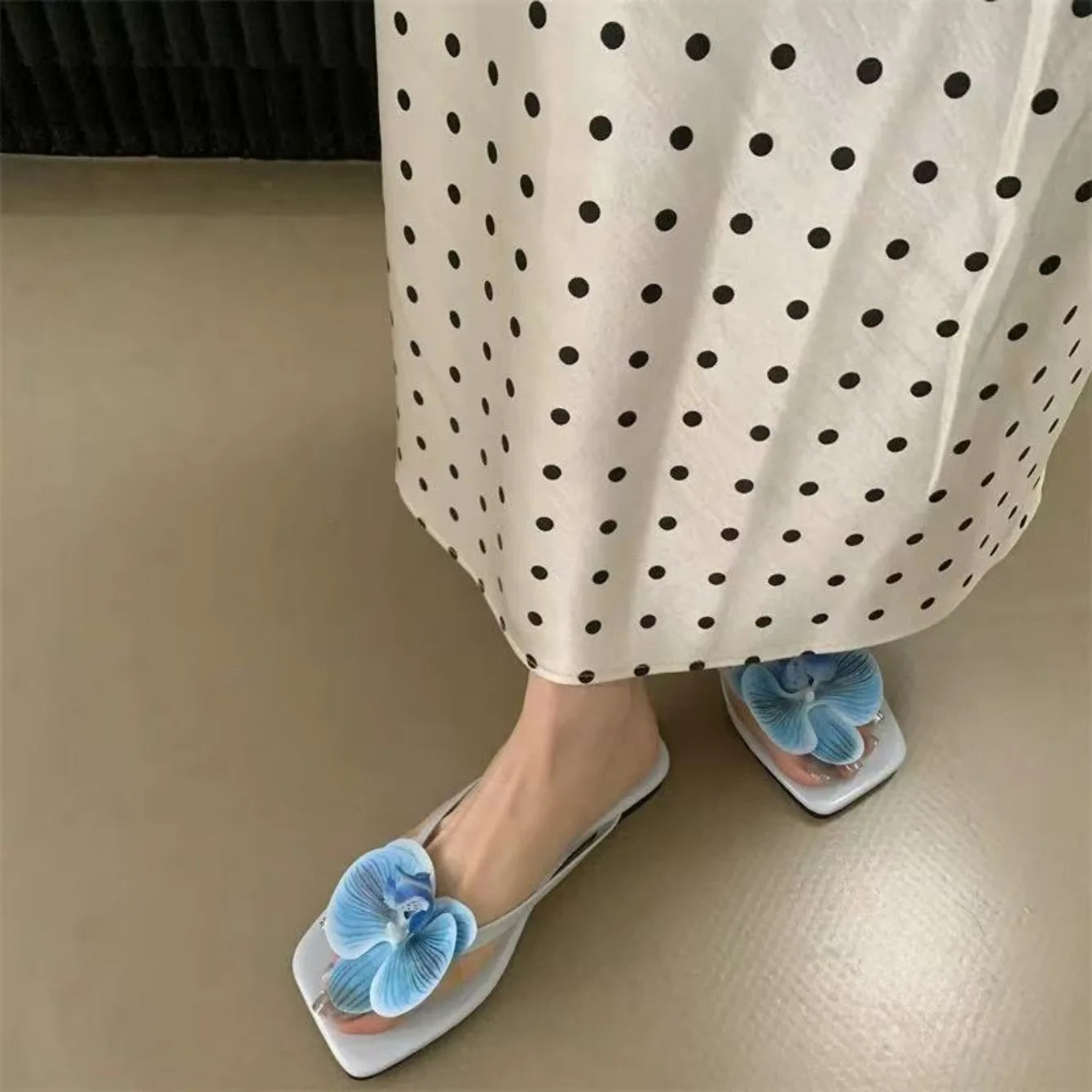 Sandálias Rasas e Elegantes com Flor 3D