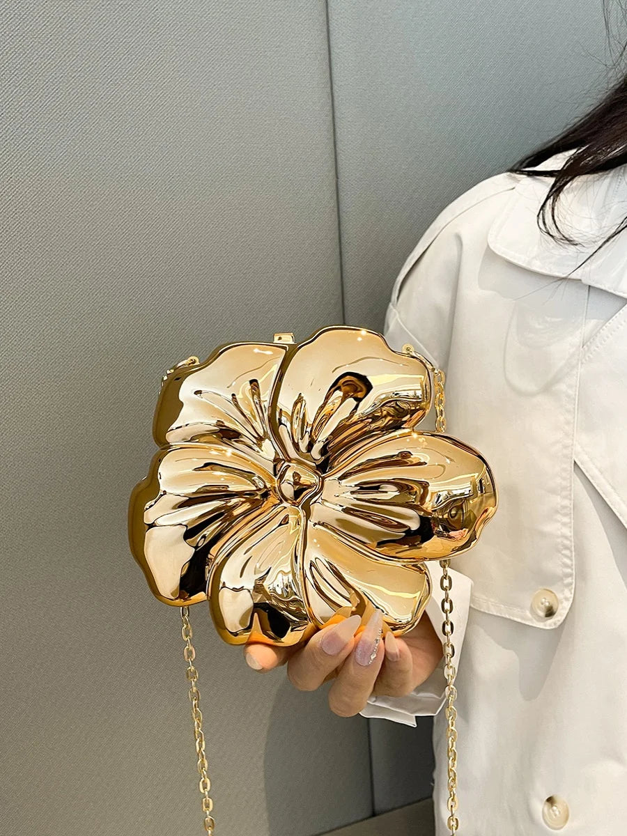Bolsa de Ombro Feminina Metálica com Formato de Flor Acrílico