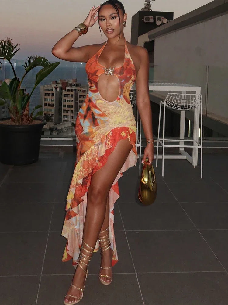 Vestido com Decoração Metálica, Estilo Praia, Sem Costas e Vazado, Abertura Lateral Alta, Babados, Sexy e Elegante