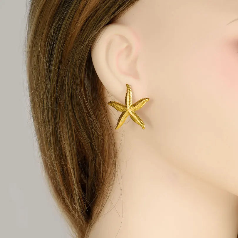 Brincos Dourados design de conchas e Estrelas