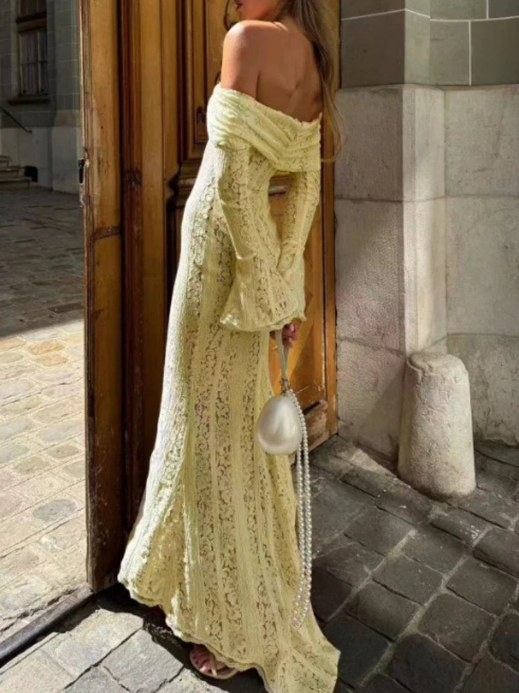 Vestido Longo Justo, com Detalhe de Laço em Renda, Ombros Descobertos, Manga em Sino