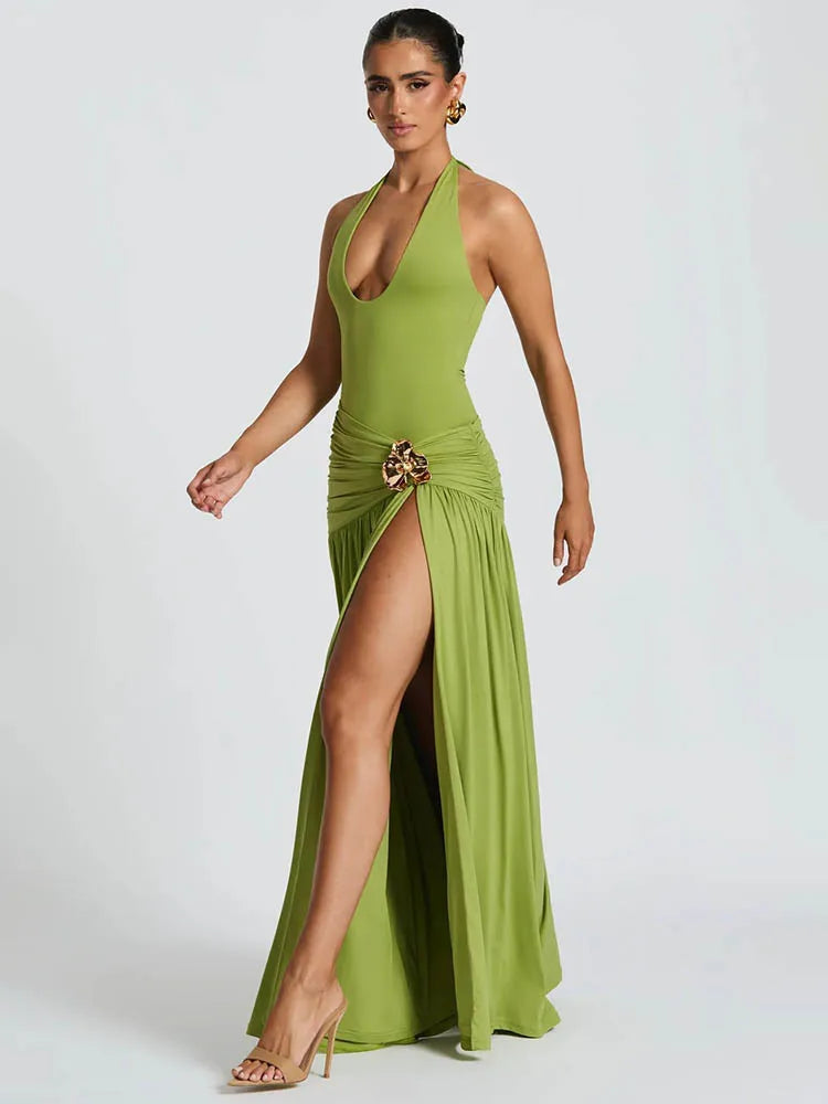 Vestido Maxi Sexy, Sem Costas, com Franzido e Abertura, e Decoração Metálica
