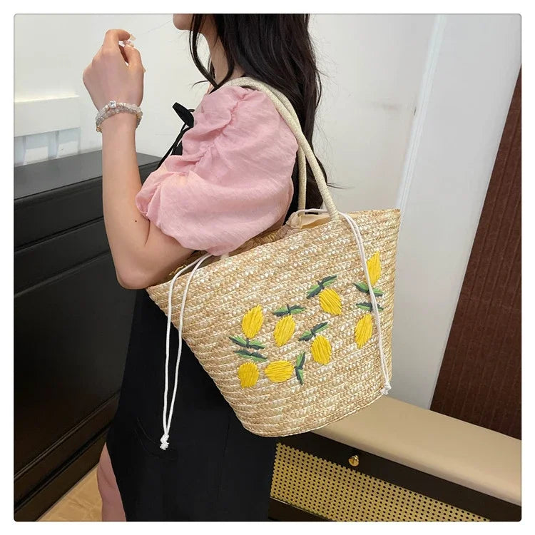 Bolsa de ombro de palha cor sólida com bordado de frutas