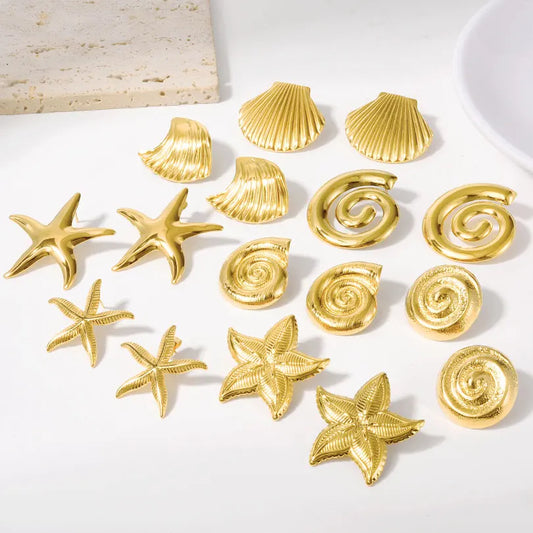 Brincos Dourados design de conchas e Estrelas