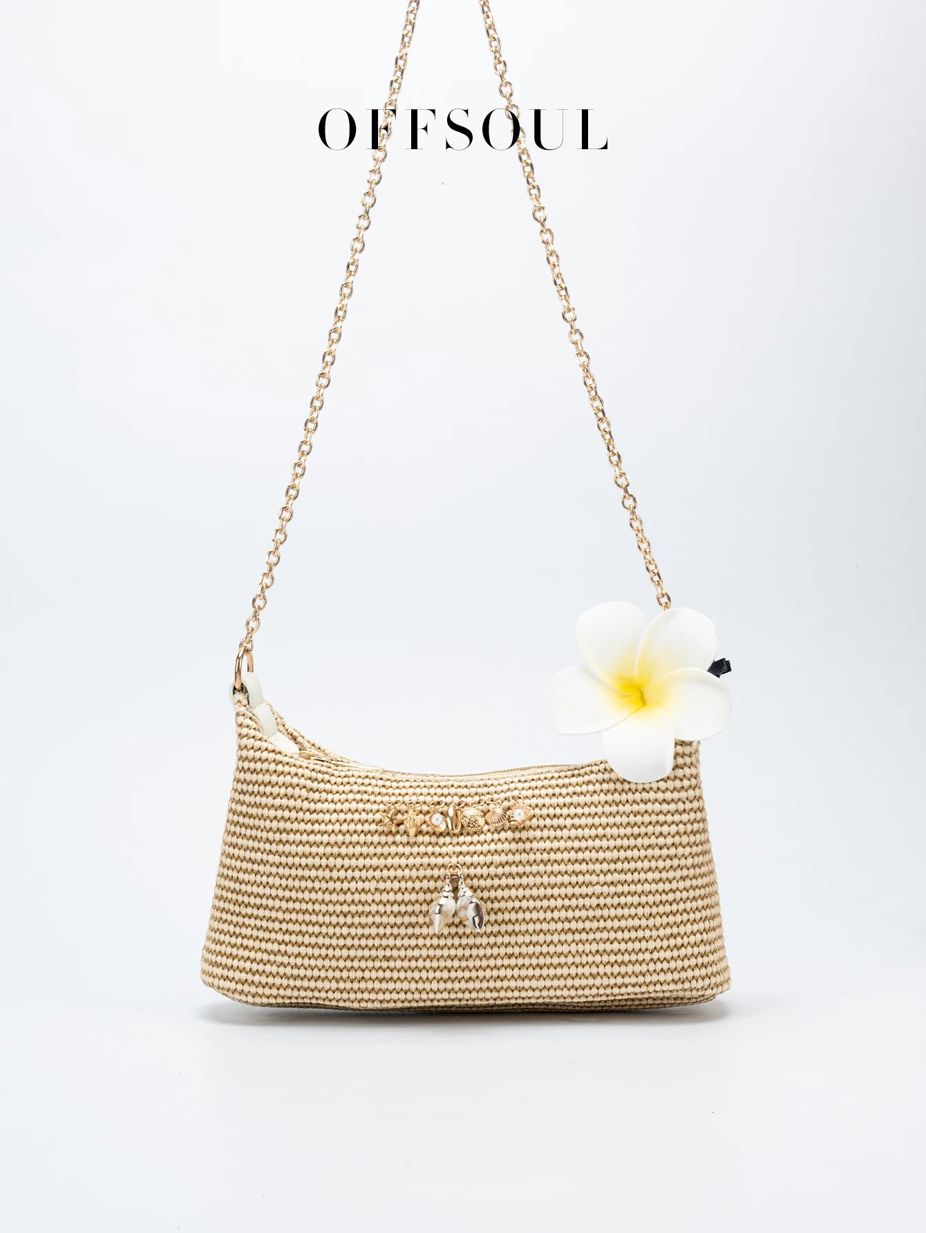 Bolsa de praia artesanal de conchas com alça única.