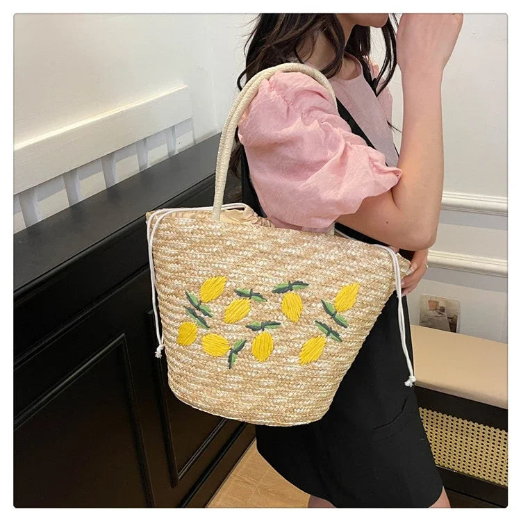 Bolsa de ombro de palha cor sólida com bordado de frutas