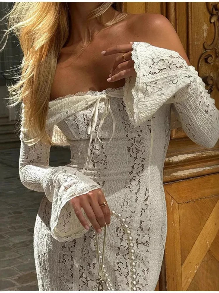 Vestido Longo Justo, com Detalhe de Laço em Renda, Ombros Descobertos, Manga em Sino