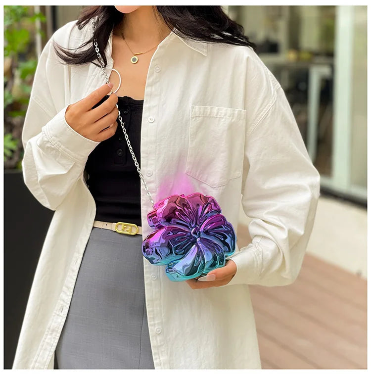 Bolsa de Ombro Feminina Metálica com Formato de Flor Acrílico