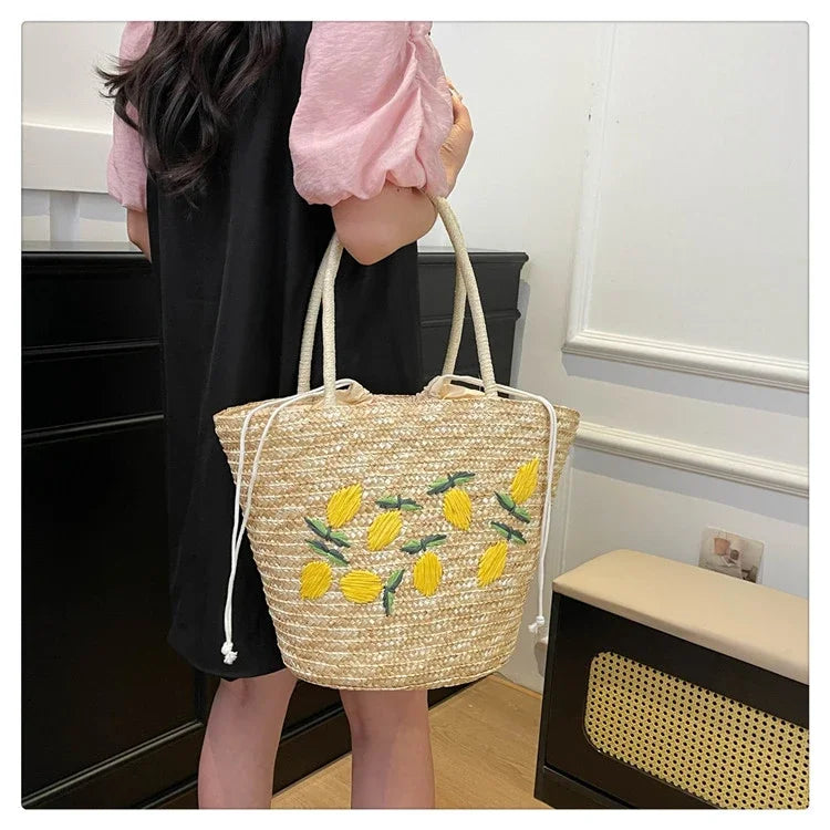 Bolsa de ombro de palha cor sólida com bordado de frutas