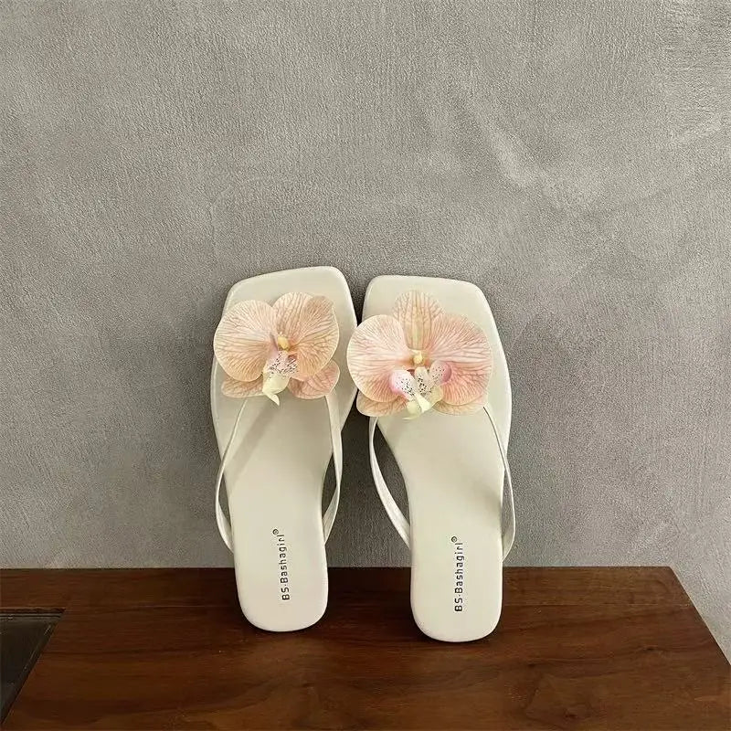 Sandálias Rasas e Elegantes com Flor 3D