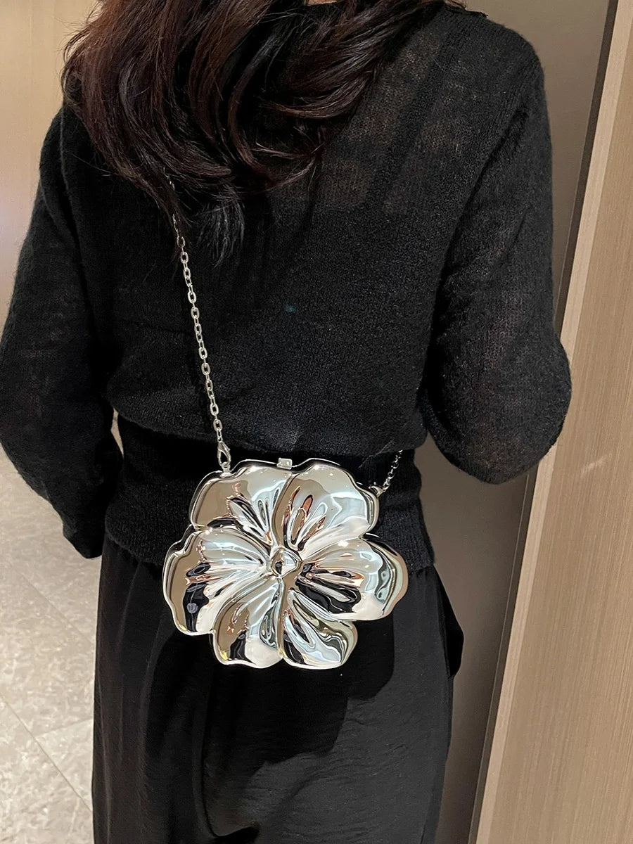 Bolsa de Ombro Feminina Metálica com Formato de Flor Acrílico