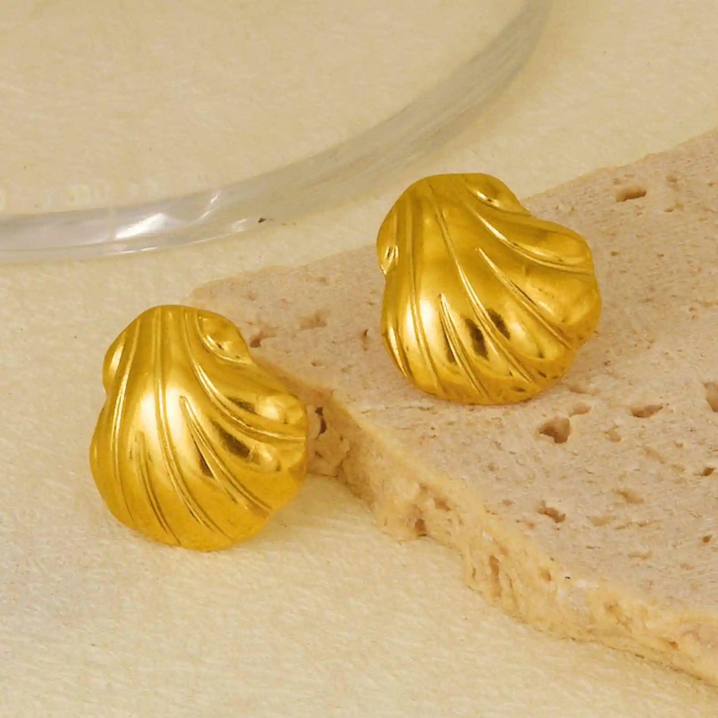 Brincos Dourados design de conchas e Estrelas