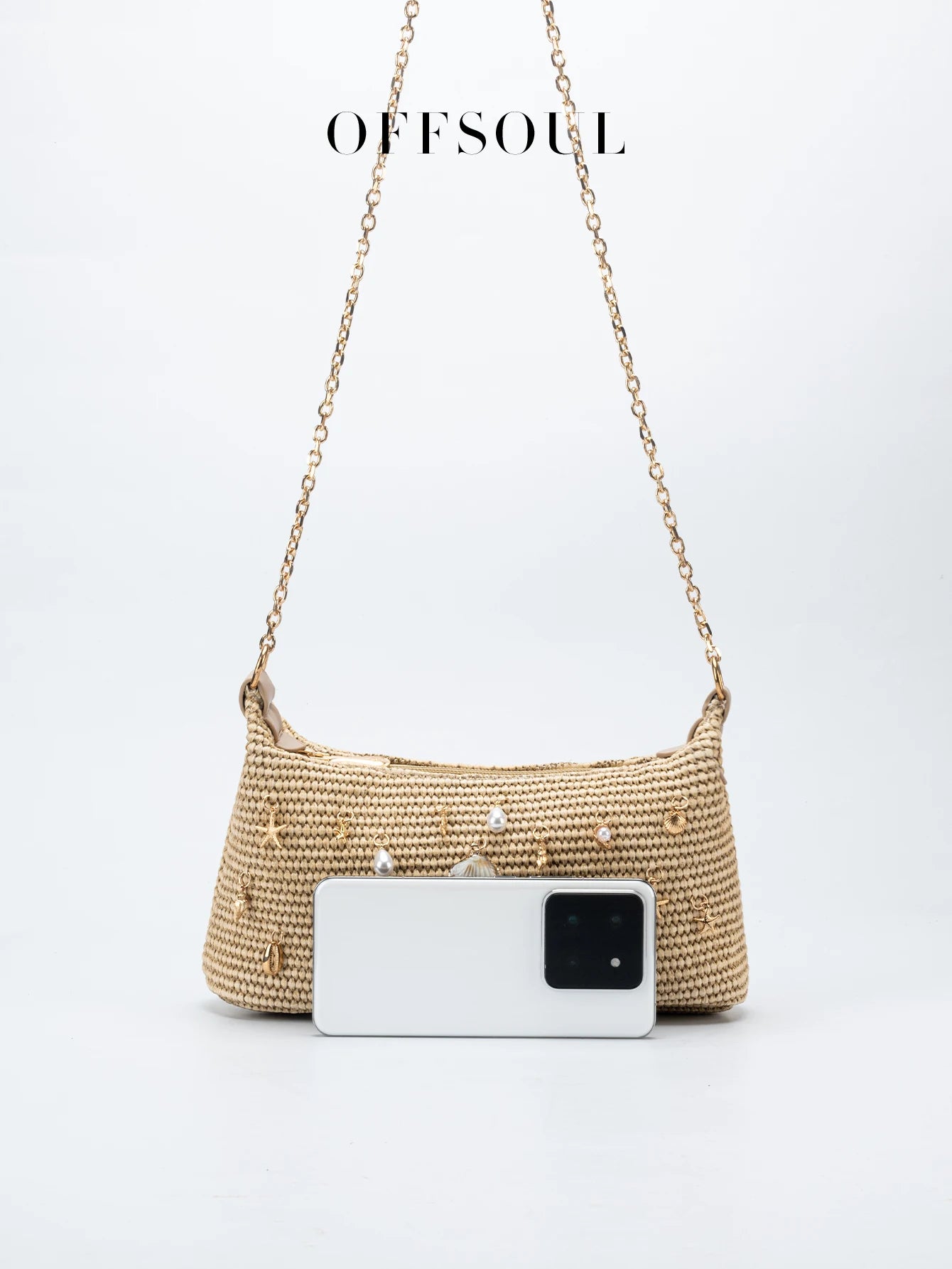 Bolsa de praia artesanal de conchas com alça única.