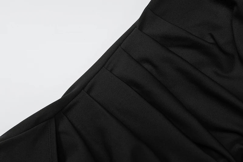 Vestido comprido sem alças, com drapeado e franzido lateral, elegante