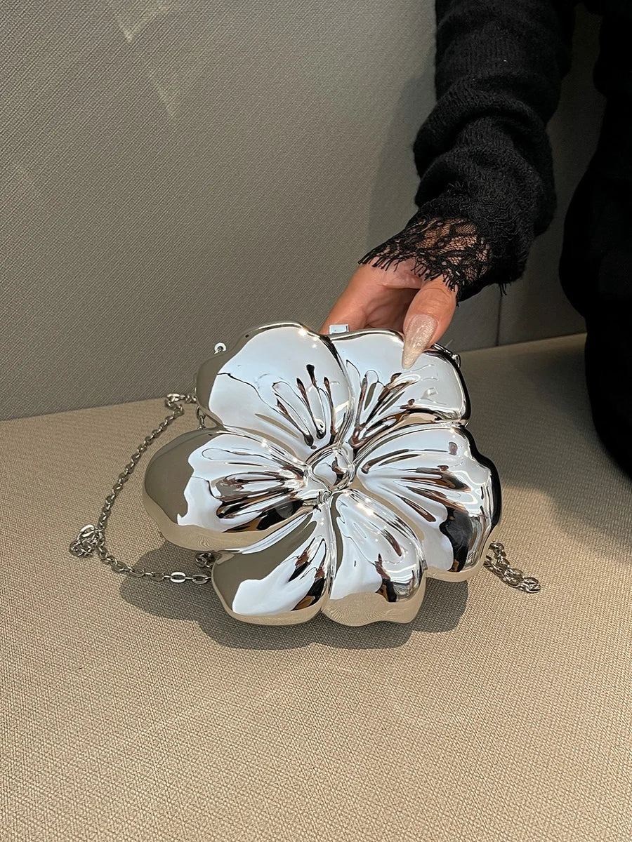 Bolsa de Ombro Feminina Metálica com Formato de Flor Acrílico