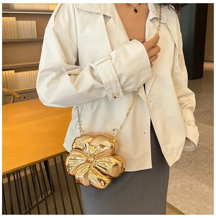 Bolsa de Ombro Feminina Metálica com Formato de Flor Acrílico