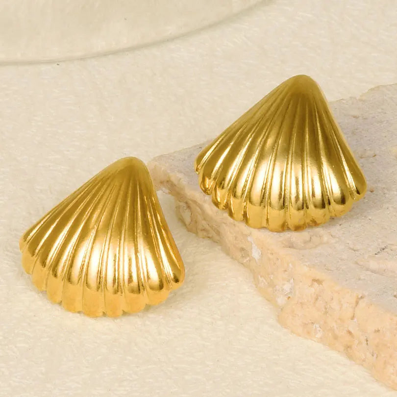 Brincos Dourados design de conchas e Estrelas