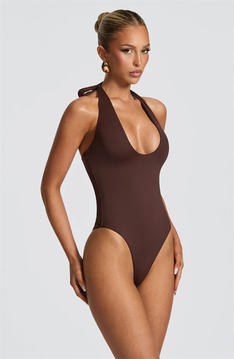 Vestido Maxi Sexy, Sem Costas, com Franzido e Abertura, e Decoração Metálica