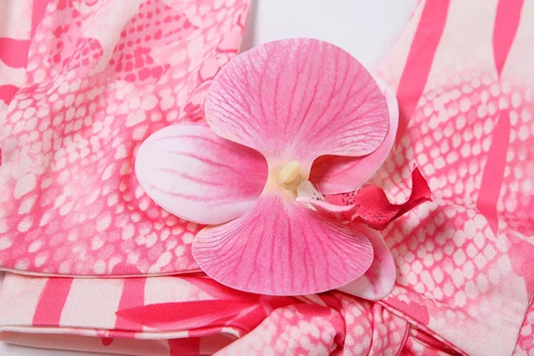 Conjunto de 2 Peças , Top Curto Halter com Decoração de Flores e Colar de Pérolas + Saia Justa