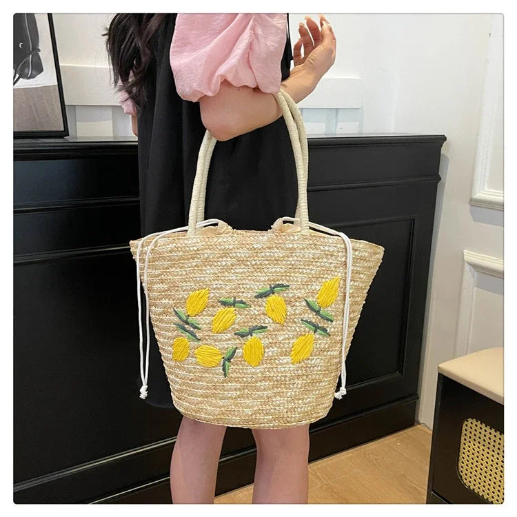 Bolsa de ombro de palha cor sólida com bordado de frutas