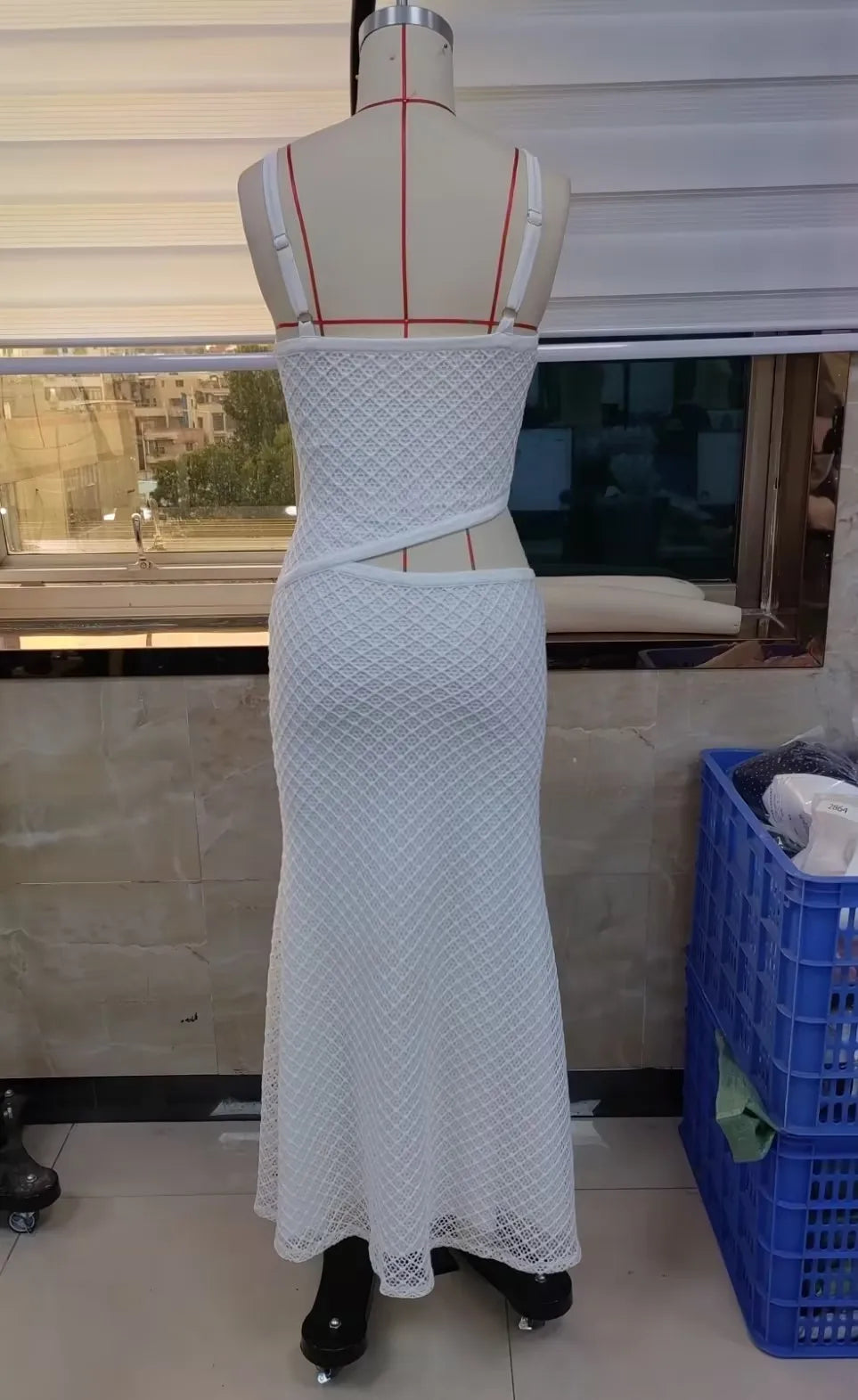 Vestido Justo com Abertura, Alças Finas Ajustáveis, Cintura Baixa, Corte com Recorte