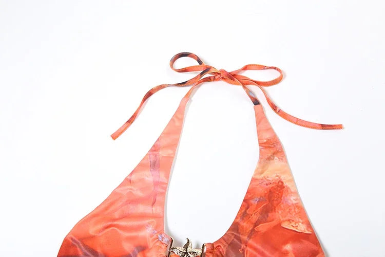 Vestido com Decoração Metálica, Estilo Praia, Sem Costas e Vazado, Abertura Lateral Alta, Babados, Sexy e Elegante