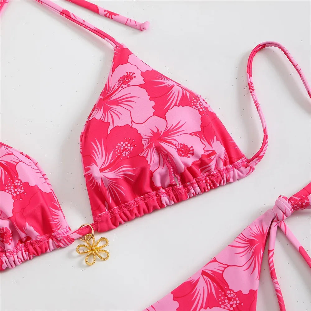 Conjunto de biquíni floral com pingente 2025