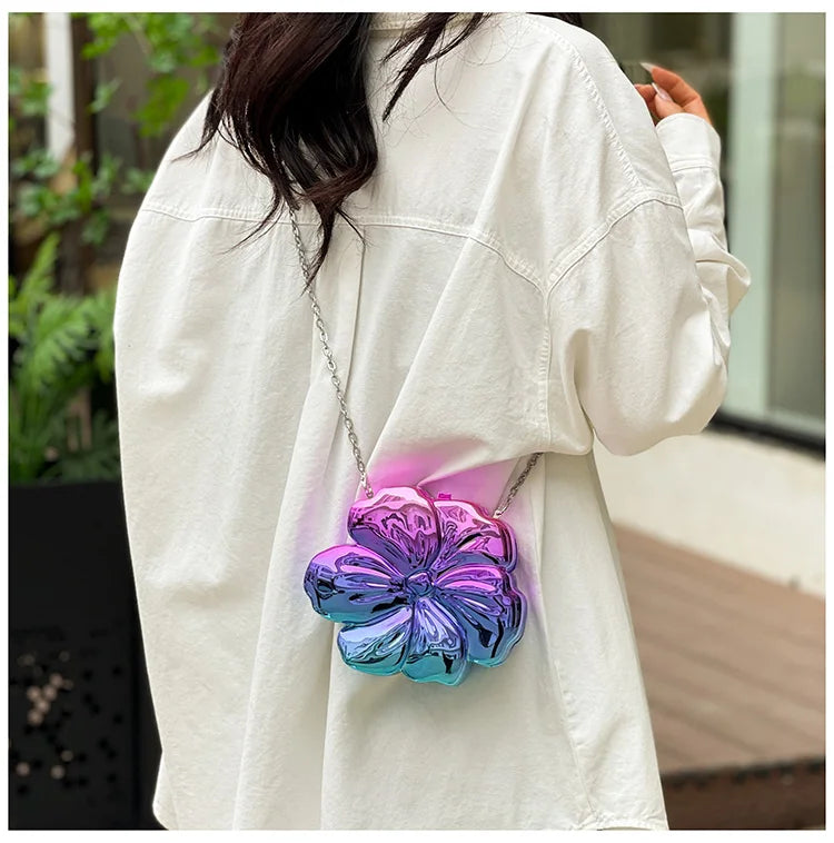 Bolsa de Ombro Feminina Metálica com Formato de Flor Acrílico