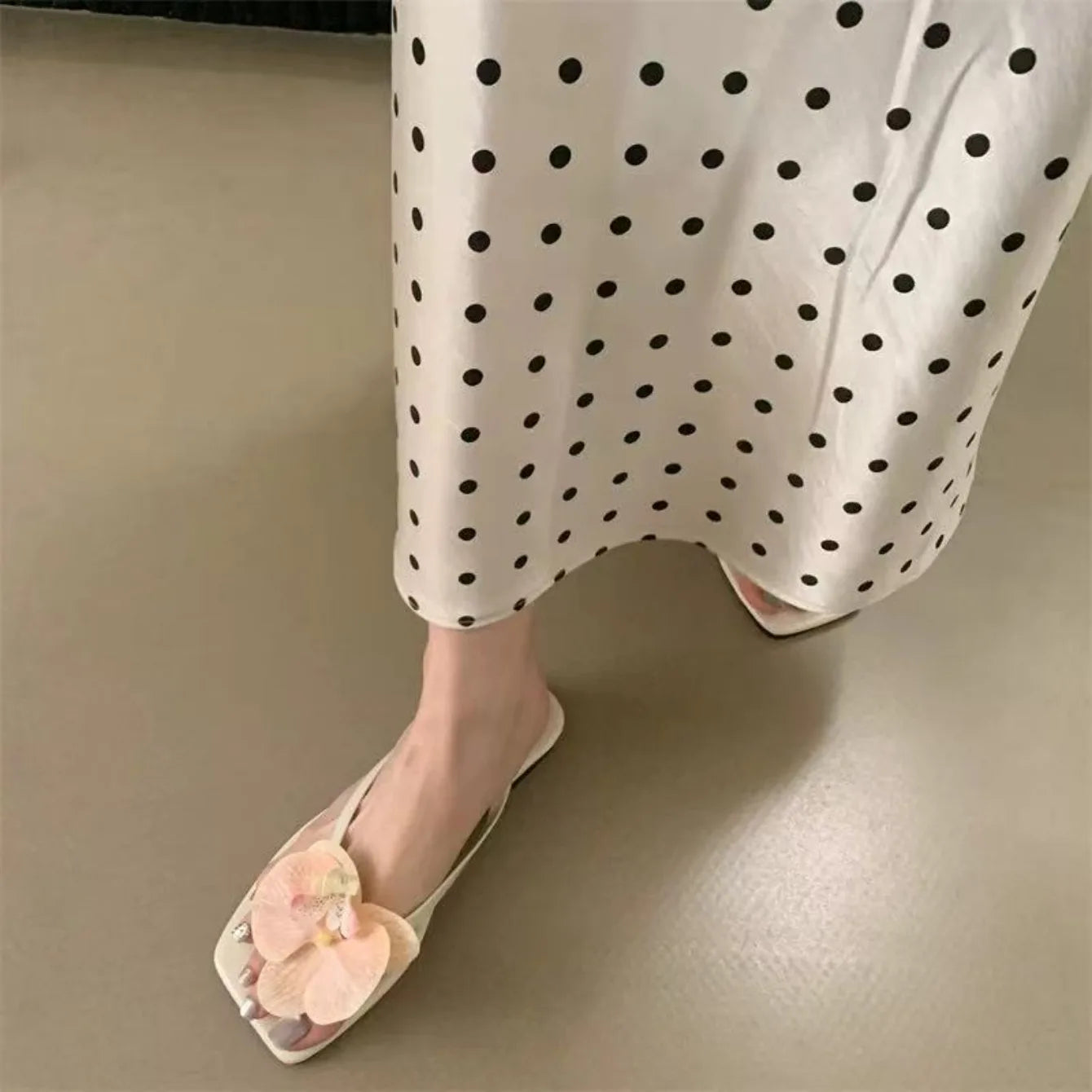 Sandálias Rasas e Elegantes com Flor 3D
