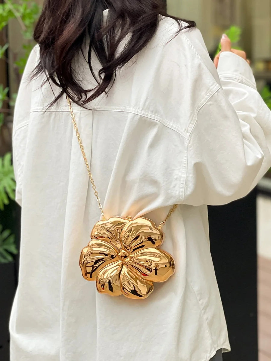 Bolsa de Ombro Feminina Metálica com Formato de Flor Acrílico